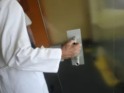 Brez opozorila in brez oskrbe: Da je ostal brez zdravnika, je izvedel &scaron;ele pred vrati ambulante