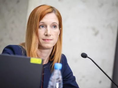 Ljubljana, Banka Slovenije.Novinarska konferenca Banke Slovenije, na kateri sta viceguverner Jozef Bradesko in direktorica analitsko-raziskovalnega centra Banke Slovenije Arjana Brezigar Masten predstavila nove napovedi gospodarskih gibanj za Slovenijo.Direktorica analitsko-raziskovalnega centra Banke Slovenije Arjana Brezigar Masten.