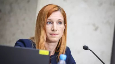 Ljubljana, Banka Slovenije.Novinarska konferenca Banke Slovenije, na kateri sta viceguverner Jozef Bradesko in direktorica analitsko-raziskovalnega centra Banke Slovenije Arjana Brezigar Masten predstavila nove napovedi gospodarskih gibanj za Slovenijo.Direktorica analitsko-raziskovalnega centra Banke Slovenije Arjana Brezigar Masten.