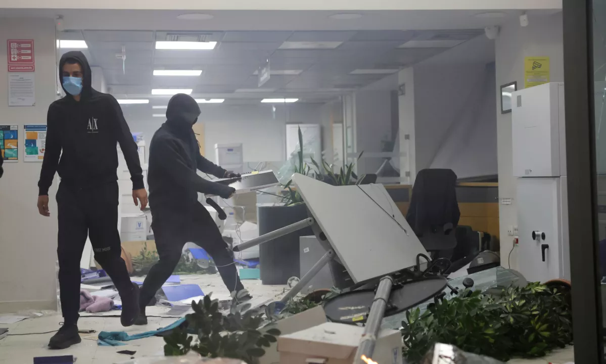 Albanijo pretresajo nasilni protesti, v Tirani v vladna poslopja letelo kamenje