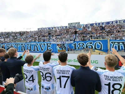 Fussball, Herren, Regionalliga Bayern, Saison 2026/2027, TSV 1860 M&uuml;nchen - SpVgg Ansbach, Gr&uuml;nwalder Stadion Die gesamte Mannschaft des TSV 1860 M&uuml;nchen nach dem Spiel bei den Fans vor der Westkurve stehend, feiernd *** Soccer, Men s, Bavarian Regional League, 20262027 Season, TSV 1860 Munich vs. SpVgg Ansbach, Gr&uuml;nwalder Stadium: The entire TSV 1860 Munich team standing in front of the Westkurve with the fans after the game, celebrating,Image: 1140376266, License: Rights-managed, Restrictions:, Model Release: no 