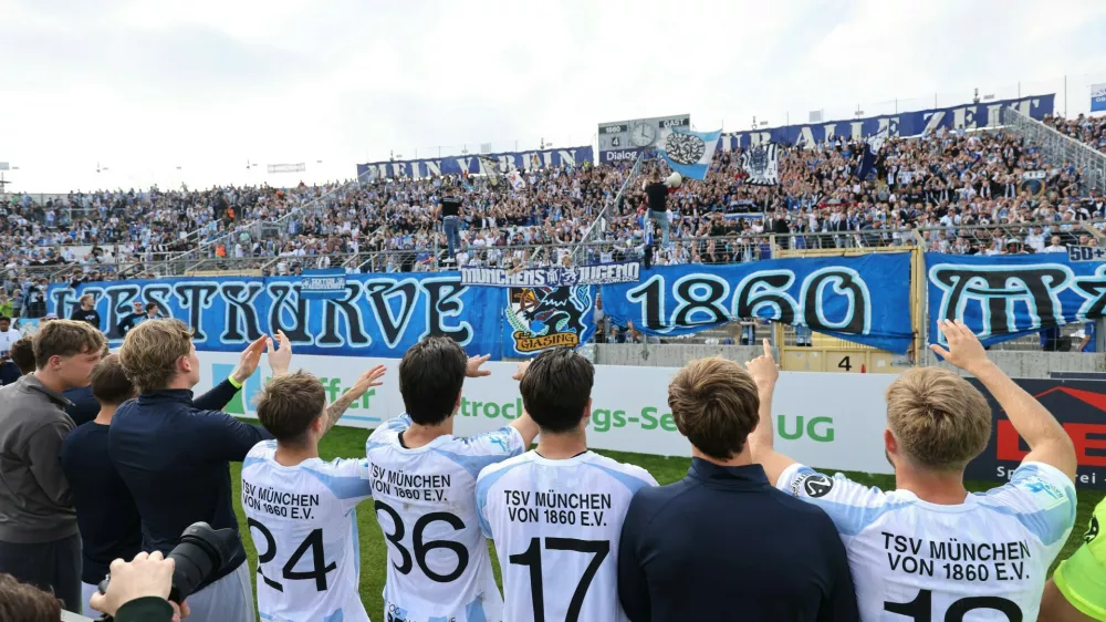 Fussball, Herren, Regionalliga Bayern, Saison 2026/2027, TSV 1860 M&uuml;nchen - SpVgg Ansbach, Gr&uuml;nwalder Stadion Die gesamte Mannschaft des TSV 1860 M&uuml;nchen nach dem Spiel bei den Fans vor der Westkurve stehend, feiernd *** Soccer, Men s, Bavarian Regional League, 20262027 Season, TSV 1860 Munich vs. SpVgg Ansbach, Gr&uuml;nwalder Stadium: The entire TSV 1860 Munich team standing in front of the Westkurve with the fans after the game, celebrating,Image: 1140376266, License: Rights-managed, Restrictions:, Model Release: no 