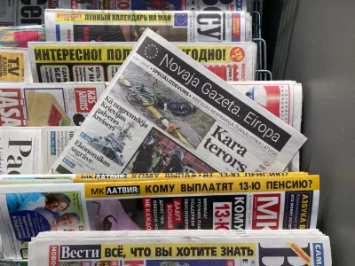 FILED - 06 May 2022, Latvia, Riga: Latvian and Russian editions of "Novaya Gazeta. Europe" are seen at a newsstand in Riga. A district court in Moscow on Monday revoked the license of newspaper Novaya Gazeta, a publication often critical of the government, according to news agency Interfax. Photo: Alexander Welscher/dpa