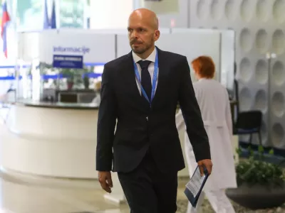 Erjavcu polni mandat v UKC Ljubljana, pri Ostrcu naj bi iskali žvižgače