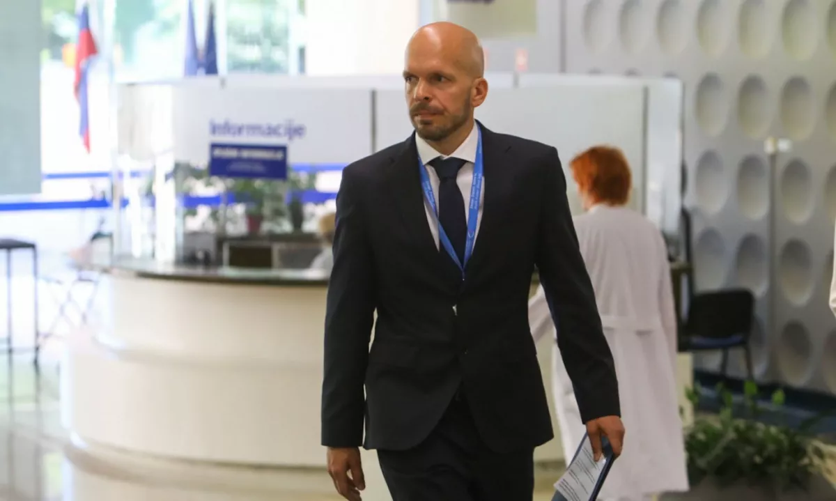 Erjavcu poln mandat v UKC Ljubljana, pri Ostrcu naj bi iskali živižgače