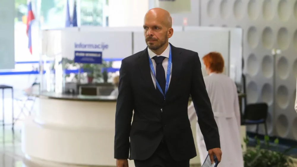Erjavcu poln mandat v UKC Ljubljana, pri Ostrcu naj bi iskali žvižgače