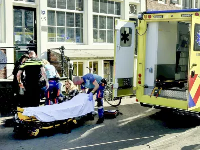 A victim of a stabbing with multiple injuries near Dam Square in Amsterdam, The Netherlands on March 27 2025, is helped by ambulance workers. ANP INTER VISUAL STUDIO netherlands out - belgium out,Image: 980182916, License: Rights-managed, Restrictions:, Model Release: noFoto: Profimedia