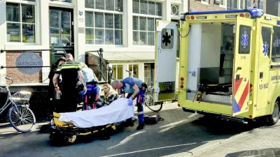 A victim of a stabbing with multiple injuries near Dam Square in Amsterdam, The Netherlands on March 27 2025, is helped by ambulance workers. ANP INTER VISUAL STUDIO netherlands out - belgium out,Image: 980182916, License: Rights-managed, Restrictions:, Model Release: noFoto: Profimedia