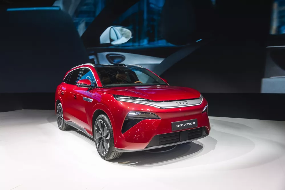 BYD Atto 8: Sedemsedežni električni SUV bo imel lahko doseg do 653 kilometrov, s hitrim polnjenjem pa bo baterije od 10 do 70 odstotkov mogoče napolniti v samo 5 minutah, do 97 odstotkov pa vsega v devetih. / Foto: Byd