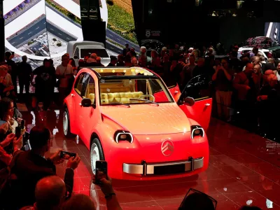Citro&euml;n 2CV concept: Francozi napovedujejo oživitev legendarnega spačka, kakopak z električnim pogonom. Avto v dolžino meri 3,76 metra, ohranja ikonično platneno drsno streho in okrogle žaromete. Cena naj bi bila približno 15.000 evrov, doseg okoli 250 kilometrov, morda bo naprodaj že čez dve leti. / Foto: Reuters