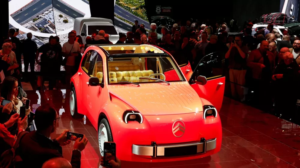 Citro&euml;n 2CV concept: Francozi napovedujejo oživitev legendarnega spačka, kakopak z električnim pogonom. Avto v dolžino meri 3,76 metra, ohranja ikonično platneno drsno streho in okrogle žaromete. Cena naj bi bila približno 15.000 evrov, doseg okoli 250 kilometrov, morda bo naprodaj že čez dve leti. / Foto: Reuters