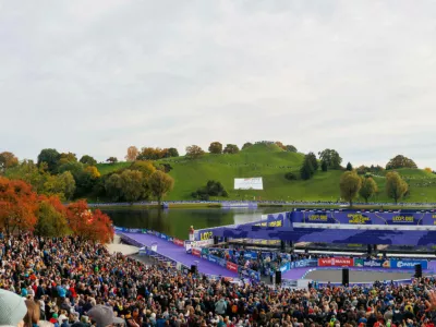 Zuschauer vor Schiessstand. LOOP ONE Opening Festival: Sommer - Biathlon. Saisoner&ouml;ffnung im Biathlon, Saison 2025-2026, am 19.10.2025 in M&uuml;nchen, O L Y M P I A P A R K, Deutschland. Quelle / Copyright / Credit: *** Spectators in front of shooting range LOOP ONE Opening Festival summer biathlon season opening in biathlon, season 2025 2026, on 19 10 2025 in Munich, O L Y M P I A P A R K, Germany Source Copyright Credit xBIATHLON-OPENINGx,Image: 1046983128, License: Rights-managed, Restrictions:, Model Release: no 