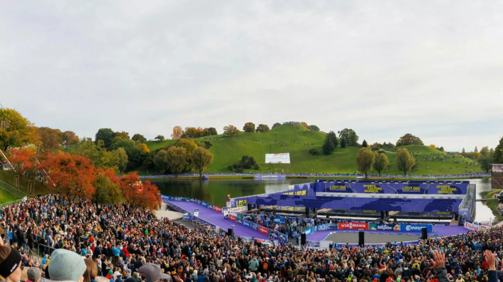 Zuschauer vor Schiessstand. LOOP ONE Opening Festival: Sommer - Biathlon. Saisoner&ouml;ffnung im Biathlon, Saison 2025-2026, am 19.10.2025 in M&uuml;nchen, O L Y M P I A P A R K, Deutschland. Quelle / Copyright / Credit: *** Spectators in front of shooting range LOOP ONE Opening Festival summer biathlon season opening in biathlon, season 2025 2026, on 19 10 2025 in Munich, O L Y M P I A P A R K, Germany Source Copyright Credit xBIATHLON-OPENINGx,Image: 1046983128, License: Rights-managed, Restrictions:, Model Release: no 