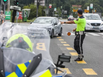 - Policist motorist, - policijska kontrola prometa,- 01.07.2026. - predstavitev preventivne kampanje #častnaprometna, s katero želi Policija udeležence v cestnem prometu spodbuditi, naj prepoznajo svoje prometne razvade in jih spremenijo v dobre navade.Robert Vehovec iz Uprave uniformirane policije na Generalni policijski upravi, je predstavil:- ključne podatke o prometni varnosti v poletnih mesecih,- najpogostej&scaron;e dejavnike tveganja za najhuj&scaron;e prometne nesreče,- namen in potek kampanje #častnaprometna,- način sodelovanja javnosti prek spletne strani kampanje,- policijske aktivnosti v poletni turistični sezoni.//FOTO: Bojan Velikonja