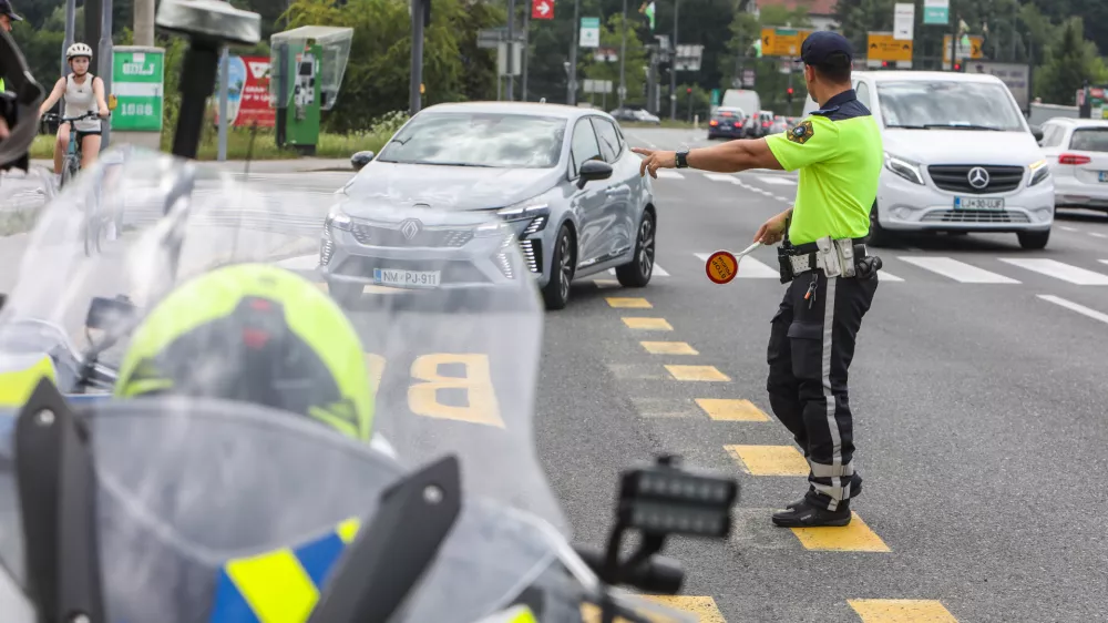 - Policist motorist, - policijska kontrola prometa,- 01.07.2026. - predstavitev preventivne kampanje #častnaprometna, s katero želi Policija udeležence v cestnem prometu spodbuditi, naj prepoznajo svoje prometne razvade in jih spremenijo v dobre navade.Robert Vehovec iz Uprave uniformirane policije na Generalni policijski upravi, je predstavil:- ključne podatke o prometni varnosti v poletnih mesecih,- najpogostej&scaron;e dejavnike tveganja za najhuj&scaron;e prometne nesreče,- namen in potek kampanje #častnaprometna,- način sodelovanja javnosti prek spletne strani kampanje,- policijske aktivnosti v poletni turistični sezoni.//FOTO: Bojan Velikonja