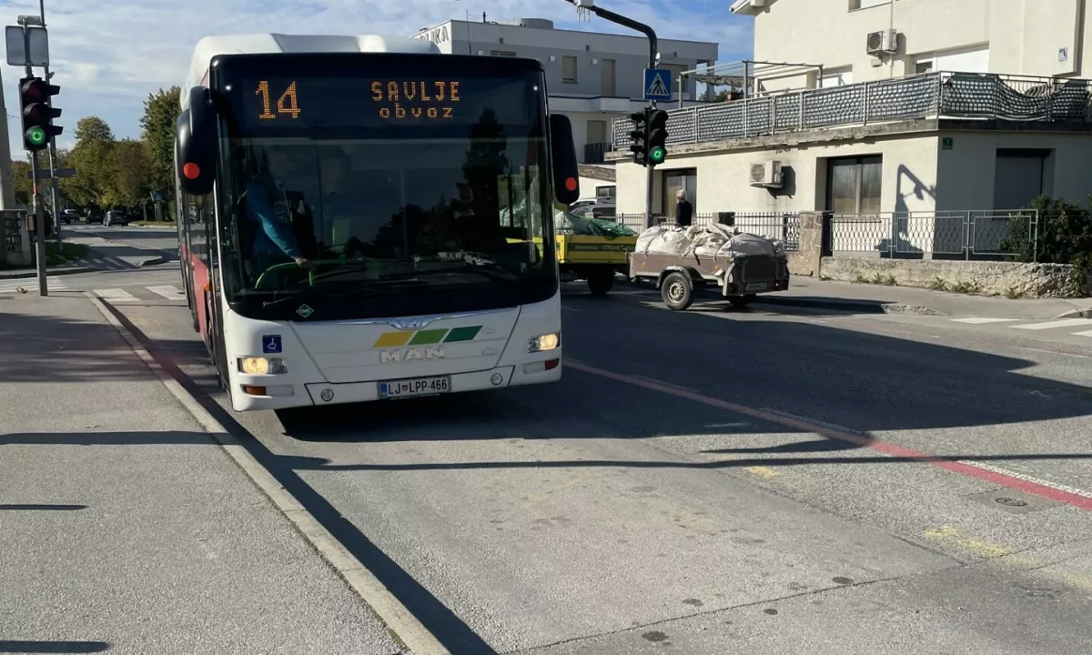 Prometni kolaps v Ljubljani: nepremična kolona avtobusov, na progi 14 potniki obupali
