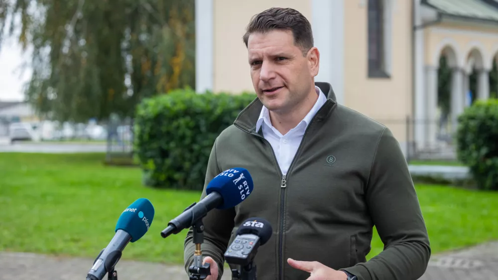Kranj.Glasovanje na stirih referendumih.Izjava za medije predsednika DZ Zorana Stevanovica.