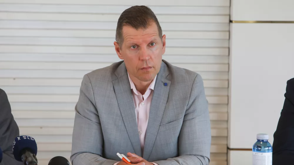 - Damjan Volf, generalni sekretar KS 90,- 21.09.2026. - Novinarska konferenca reprezentativnih sindikalnih central, na kateri so se bodo odzvali na analizo fiskalnega sveta glede financiranja učinkov interventnega zakona.//FOTO: Bojan Velikonja
