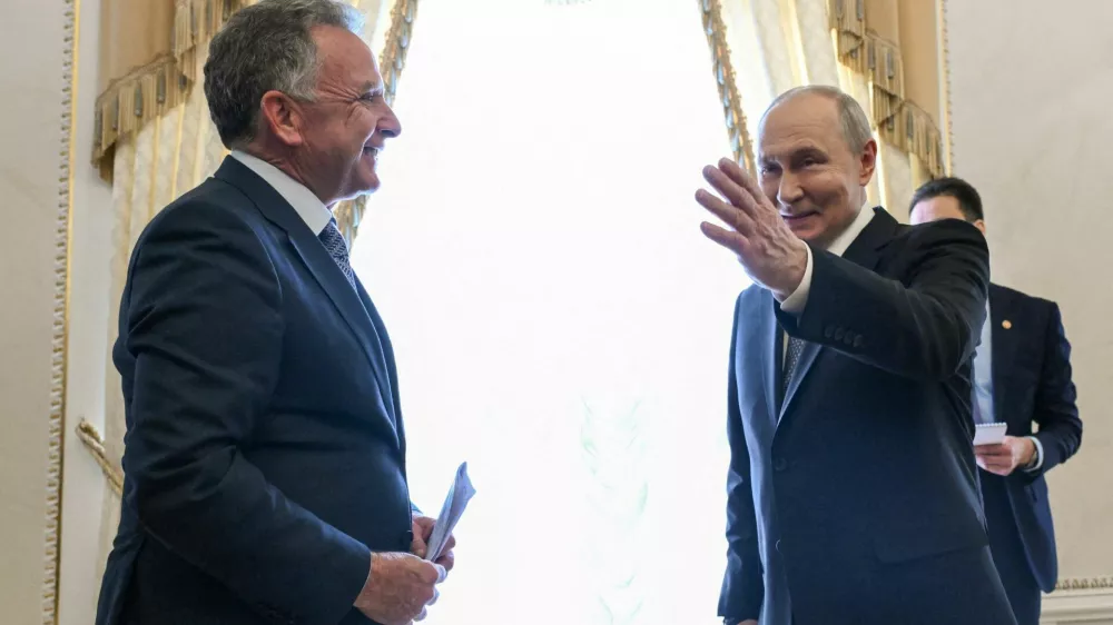 Russian President Vladimir Putin shows the way to US special envoy Steve Witkoff during a meeting at the Constantine Palace in Saint Petersburg, Russia, October 21, 2026. Sputnik/Kristina Solovyova/Pool via REUTERS ATTENTION EDITORS - THIS IMAGE WAS PROVIDED BY A THIRD PARTY.