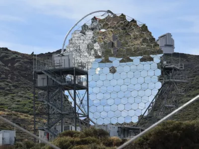 Na observatoriju Roque de los Muchachos na kanarskem otoku La Palma so slovesno predstavili &scaron;tiri velike teleskope LST (Large-Sized Telescopes), namenjene opazovanju nekaterih pojavov z najvi&scaron;jimi energijami v vesolju. Foto: Samo Stanič