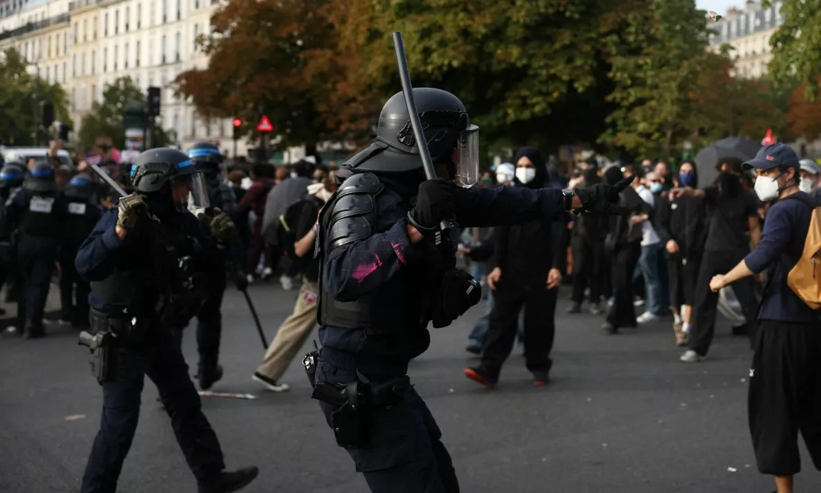 Francoski policiji očitajo nasilje nad otroki: »Njihove poškodbe spominjajo na vojne rane«