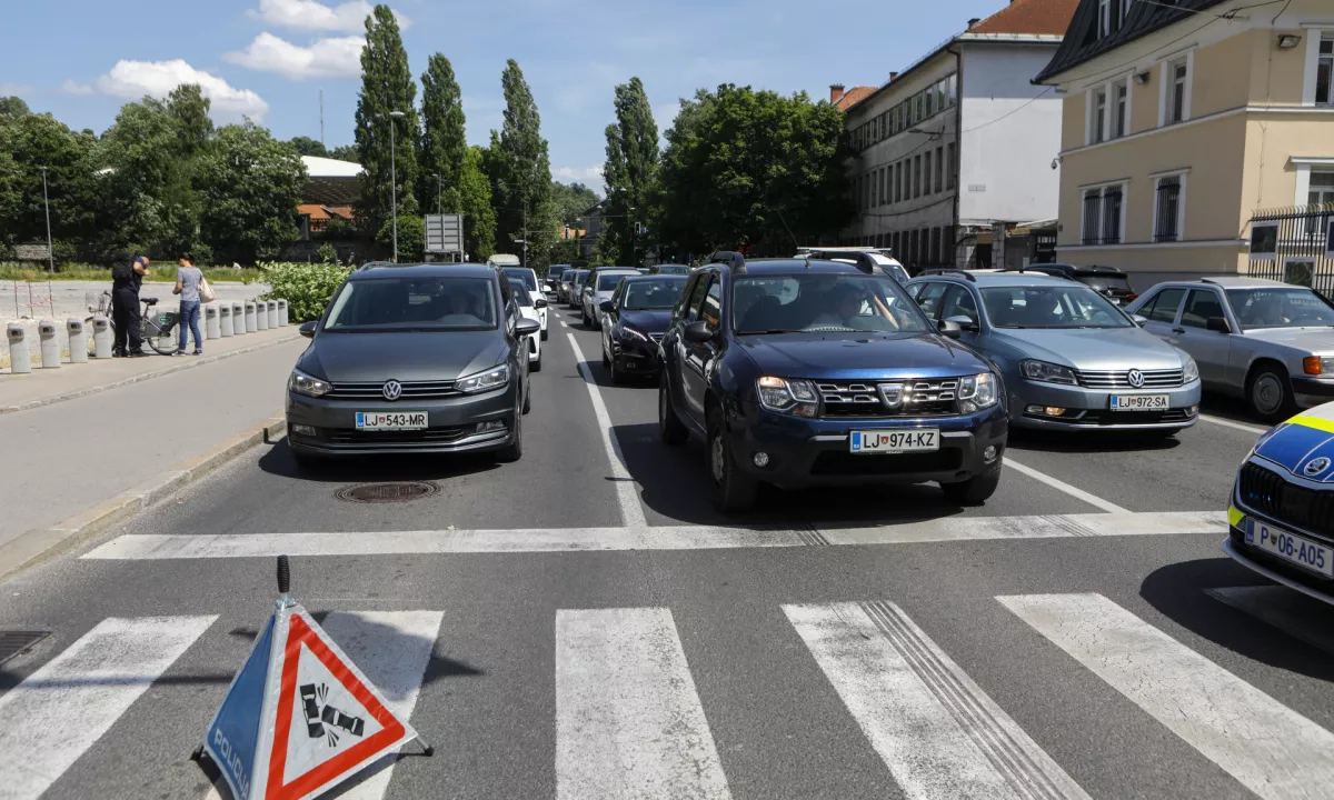 Po prehitevanju v škarje trčil v drug avto in pristal v varnostni ograji