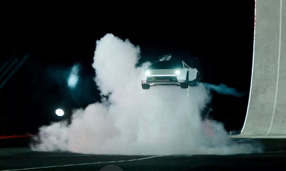 (VIDEO) Prihodnost ali znanstvena fantastika? Teslin roadster zna leteti in viseti s stropa