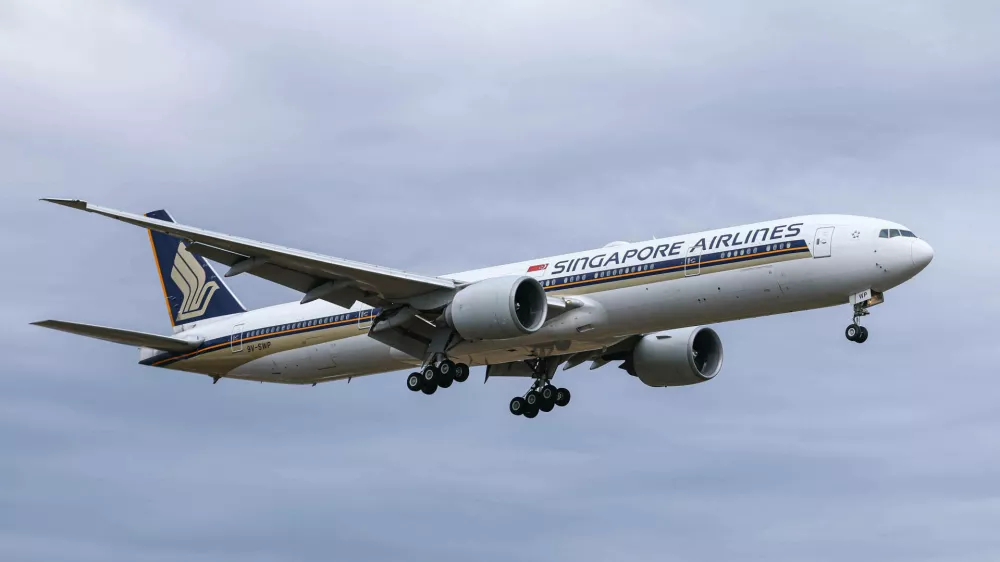 Eine Boeing 777-300 der Fluglinie, Airline, Fluggesellschaft Singapore Airlines mit dem Kennzeichen, der Registrierung 9V-SWP im Landeanflug auf den Flughafen Frankfurt, bei der Landung am Airport Frankfurt Rhein Main, 25.08.2026, Frankfurt am Main Deutschland, Wirtschaft, Reisen, Flugzeuge am Flughafen Frankfurt am Main *** A Boeing 777-300 operated by Singapore Airlines with the registration number 9V SWP on approach to Frankfurt Airport, landing at Frankfurt Rhine-Main Airport, August 25, 2026, Frankfurt am Main, Germany Business Travel Airplanes at Frankfurt am Main Airport xobx,Image: 1132449943, License: Rights-managed, Restrictions: imago is entitled to issue a simple usage license at the time of provision. Personality and trademark rights as well as copyright laws regarding art-works shown must be observed. Commercial use at your own risk., Model Release: no 