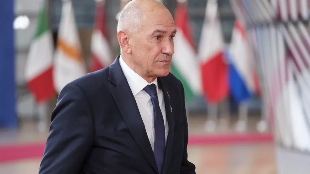 Belgija, Bruselj.Dvodnevni vrh EU na temo dolgorocnega proracuna EU in odziva unije na visoke cene energentov.Predsednik vlade Janez Jansa.