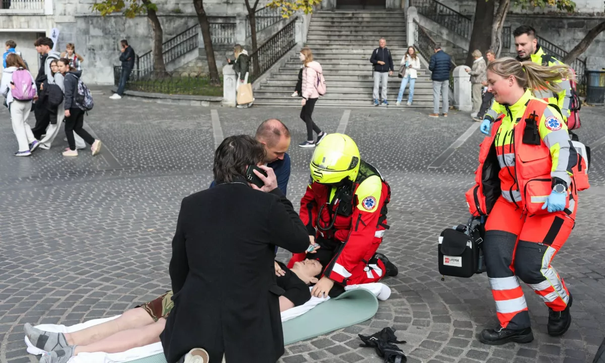 Oživljanje v središču Ljubljane: vsak dan srčni zastoj doživi do pet ljudi, bi jim znali pomagati?