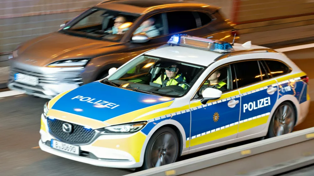 Berlin, 14.10.2026: Ein Streifenwagen der Berliner Polizei f&auml;hrt mit eingeschaltetem Blaulicht durch eine Unterf&uuml;hrung der Stadtautobahn A100 im Bereich der Baustelle in Berlin-Sch&ouml;neberg, daneben ein Auto in Bewegungsunsch&auml;rfe. Wegen der Fahrbahnerneuerung ist eine Richtungsfahrbahn der A100 gesperrt, auf der Gegenfahrbahn kommt es zu Staus und dichtem Verkehr. Polizeistreife im Tunnel der A100 *** Berlin, October 14, 2026 A Berlin police patrol car is driving through an underpass on the A100 urban highway near the construction site in Berlin-Sch&ouml;neberg with its blue lights flashing, with a car blurred in motion next to it. Due to road resurfacing, one lane of the A100 is closed traffic jams and heavy traffic are occurring on the oppo,Image: 1143208057, License: Rights-managed, Restrictions: imago is entitled to issue a simple usage license at the time of provision. Personality and trademark rights as well as copyright laws regarding art-works shown must be observed. Commercial use at your own risk., Model Release: no 