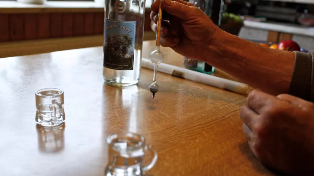Žganjekuha Be&scaron;ter, Rovte na Gorenjskem  - žganjekuha - kuhanje žganja - pridobivanje alkoholnih pijač z destilacijo alkoholno prevretih rastlinskih pridelkov, žganje ///FOTO: Luka Cjuha OPOMBA: ZA OBJAVO V PRILOGI &ndash; DNEVNIKOV OBJEKTIV - REPORTAŽA 2011