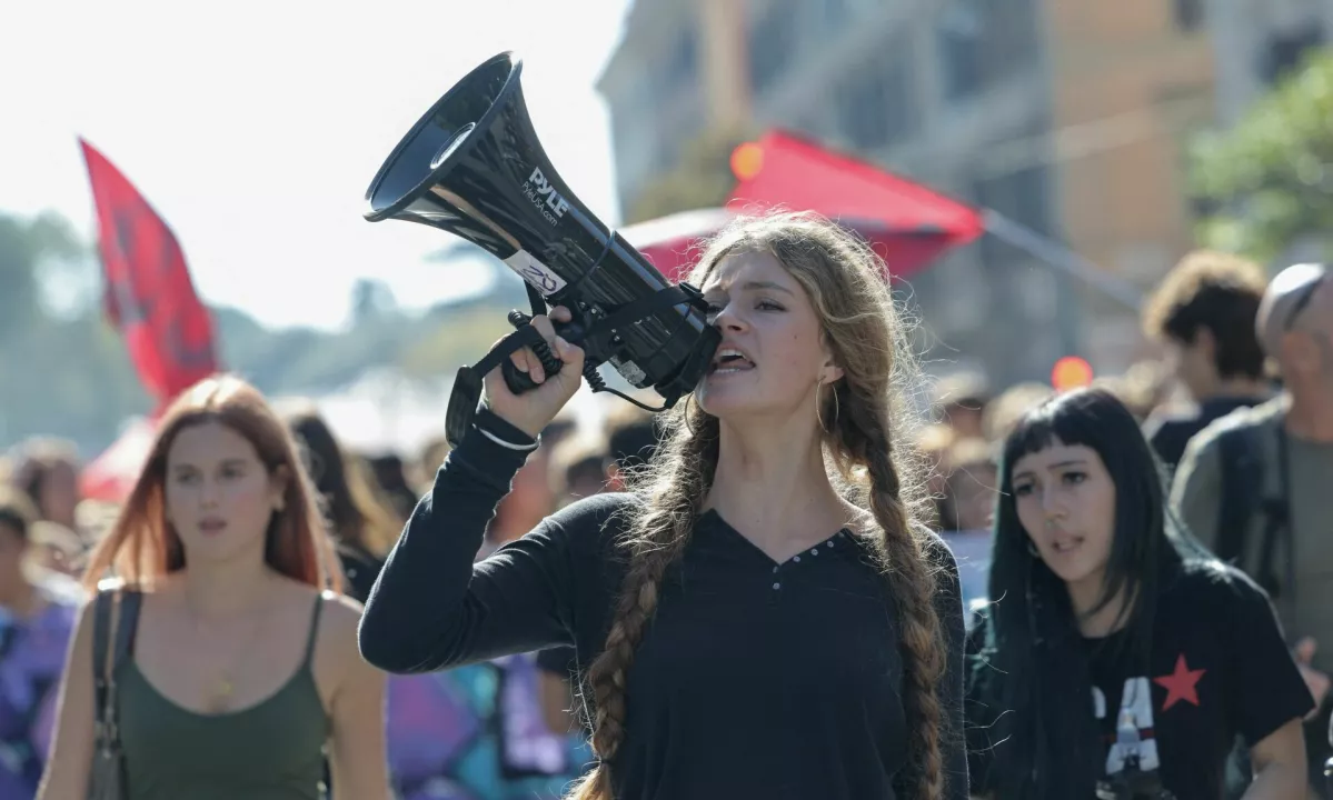 Francija v plamenih protestov: dijaki, študenti in Greta Thunberg na ulicah
