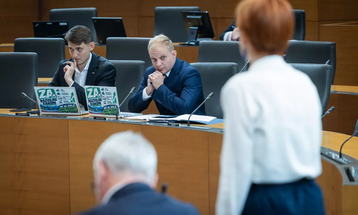 Poslanci o vsebini zakona ostajajo na dveh bregovih