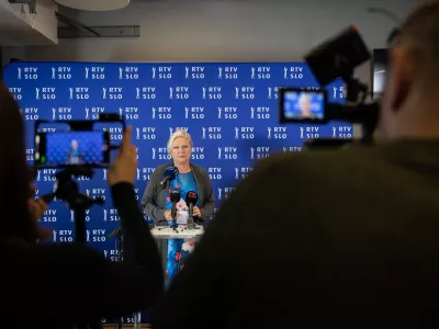 Ljubljana, RTV Slovenija.Izjava za medije predsednice uprave RTV Slovenija Natalije Gorscak po skoraj vseh prestetih glasovnicah volivci na referendumu o noveli zakona o parlamentarni preiskavi ter treh posvetovalnih referendumih.