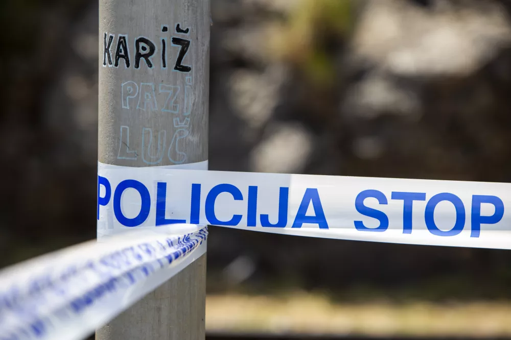- simbolična fotografija &ndash; policija - policijski trak - 27.06.2019 &ndash; Dol pri Hrastovljah - Železni&scaron;ka nesreča v predoru Hrastovlje na železni&scaron;ki progi proti Kopru, kjer je od kompozicije 18 vagonov tovornega vlaka iztirilo &scaron;est vagonov, ki je prevažal kerozin v Munchen pri čemer je pri eni cesterni pri&scaron;lo do izlitja okoli 10.000 litrov kerozina in ogrozilo izvir reke Rižane  //FOTO: Matjaž Ru&scaron;t