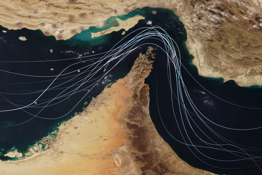 Satellite view of the Strait of Hormuz with white graphic lines representing global shipping lanes and maritime traffic between the Persian Gulf and Gulf of Oman. Strategic oil transport concept / Foto: Alones Creative