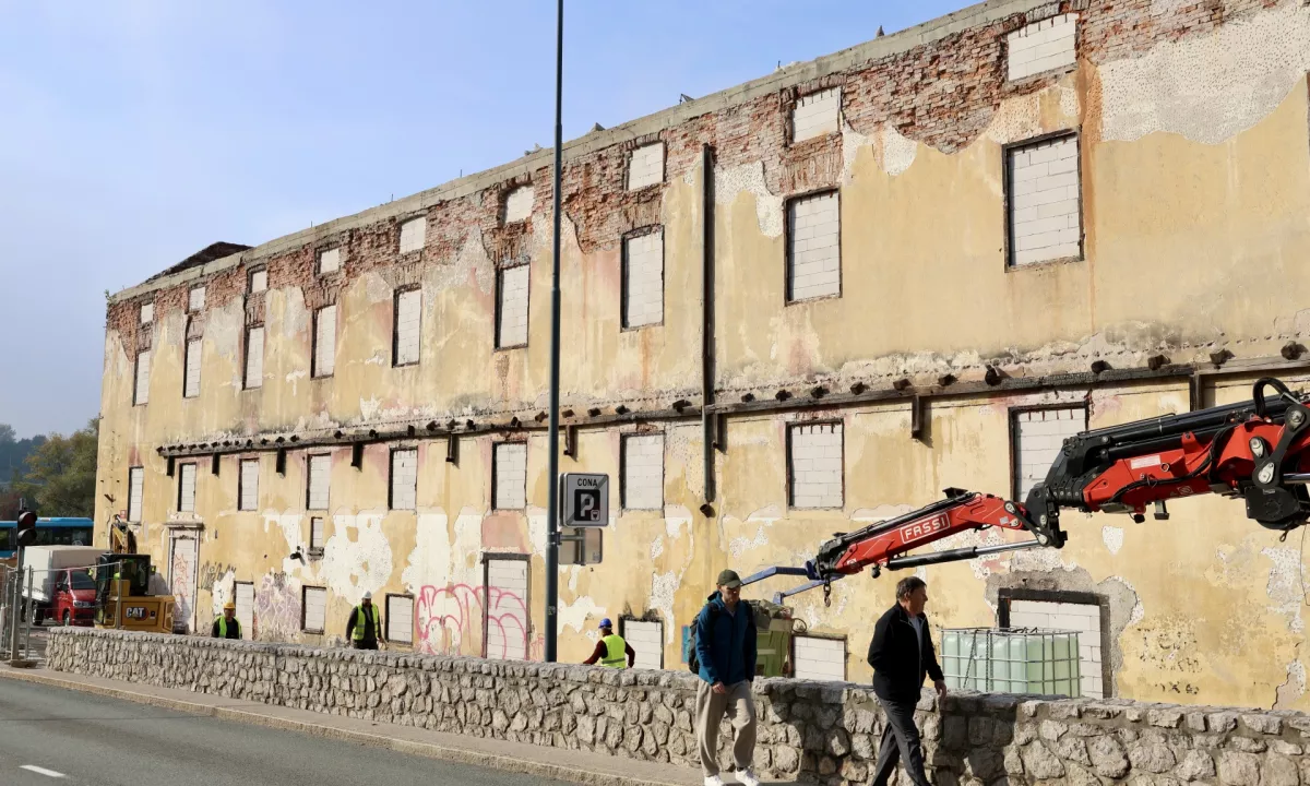 Konec kranjske sramote: Začelo se je rušenje pogorišča Majdičevega mlina
