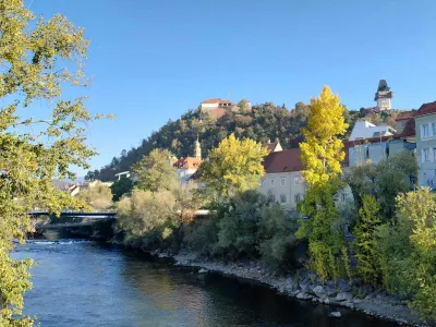 Levi in desni del mesta deli reka Mura. 