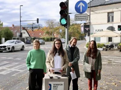 Ste tudi vi obtičali pred rdečo lučjo? Ponekod na zeleno čakamo tudi minuto in pol
