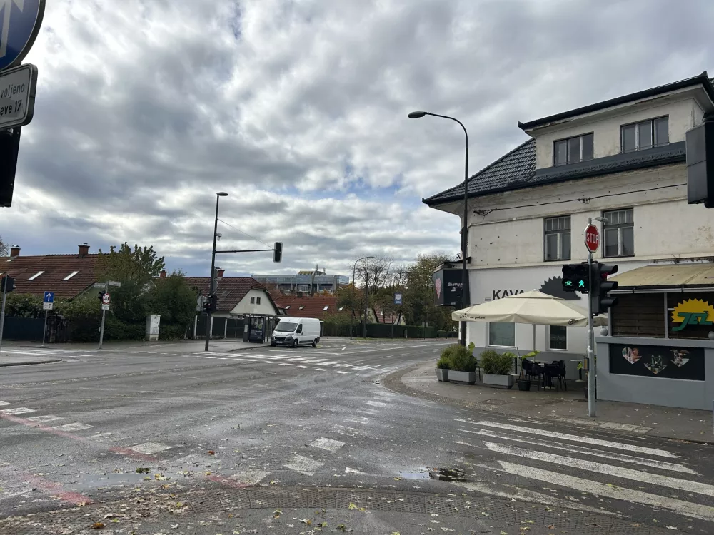 Križi&scaron;če med Samovo in Staničevo ulico med &Scaron;i&scaron;ko in Bežigradom kaže na več težav s semaforji. Foto: &Scaron;pela Ferlin