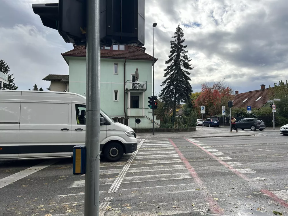 Ponekod morajo pe&scaron;ci in kolesarji na zeleno luč čakati tudi 99 sekund. Foto: &Scaron;pela Ferlin