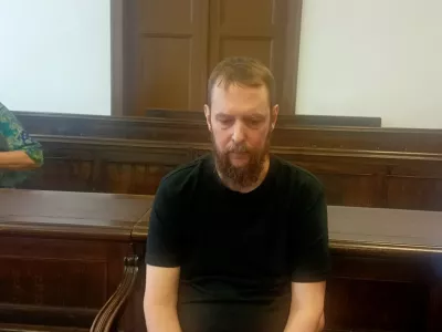 Najprej grozil sodniku, nato zalezoval &scaron;e lastno mamo