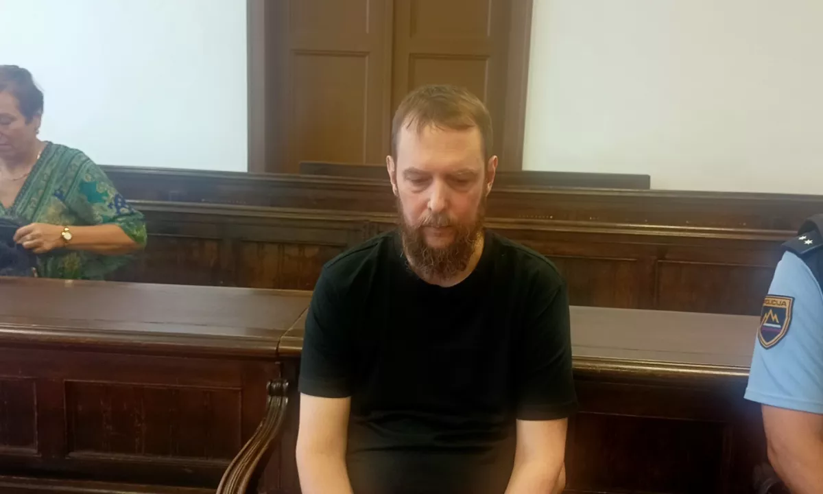Najprej grozil sodniku, nato zalezoval še lastno mamo