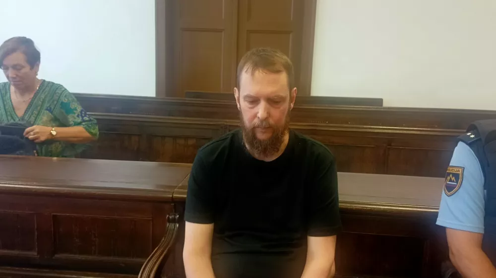 Najprej grozil sodniku, nato zalezoval &scaron;e lastno mamo