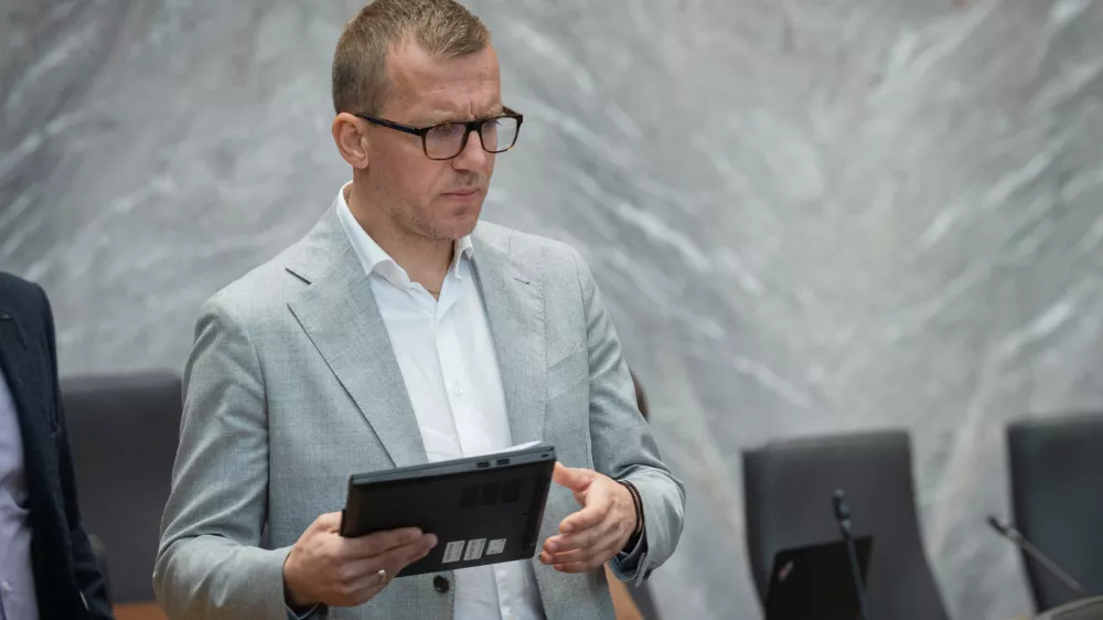 Ljubljana, DZ.Izredna seja DZ, na kateri so predstavili proracunski memorandum 2027-2028, predlog sprememb proracuna RS za leto 2027 in predlog proracuna RS za leto 2028.Poslanec Resnice Boris Mijic.