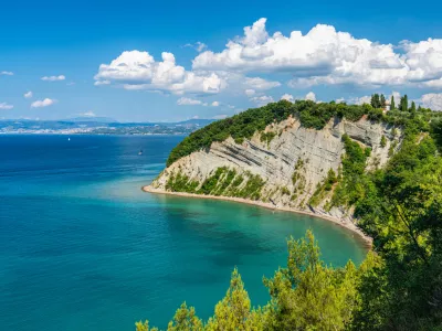 Panoramski pogled na Mesečev zaliv, ki ga priporočamo za dana&scaron;nji izlet.