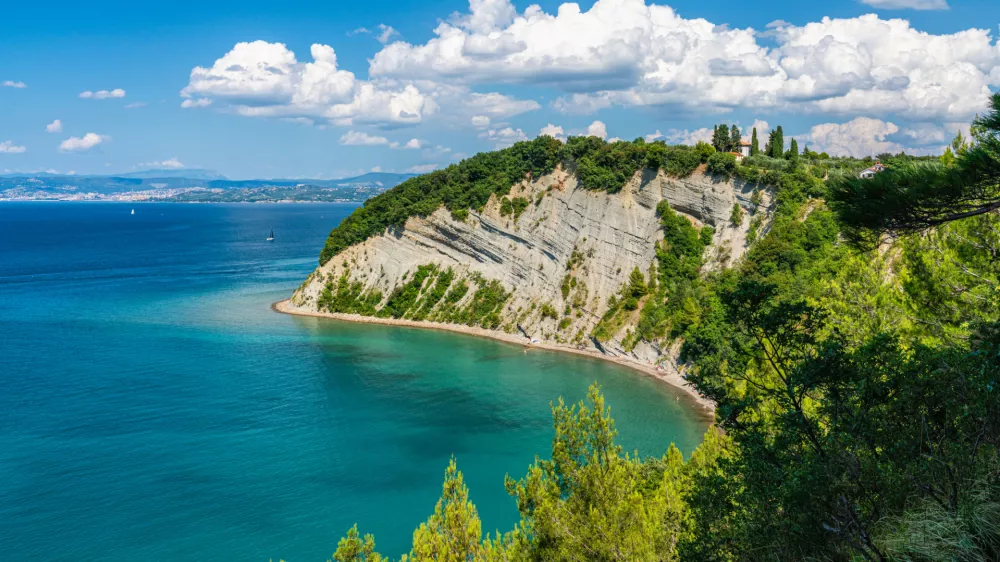 Panoramski pogled na Mesečev zaliv, ki ga priporočamo za dana&scaron;nji izlet.