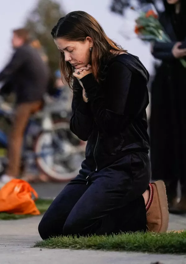 A woman from the community prays near an impromptu memorial (not pictured) at Silver Rail Elementary School, the day after a shooting, in Bend, Oregon, U.S., October 16, 2026. REUTERS/David Ryder / Foto: David Ryder