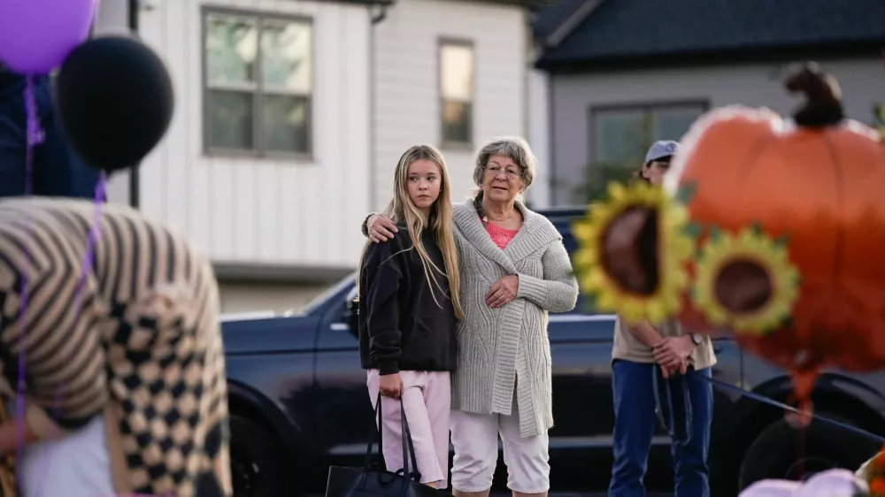 Community members gather near an impromptu memorial at Silver Rail Elementary School, the day after a shooting, in Bend, Oregon, U.S., October 16, 2026. REUTERS/David Ryder / Foto: David Ryder